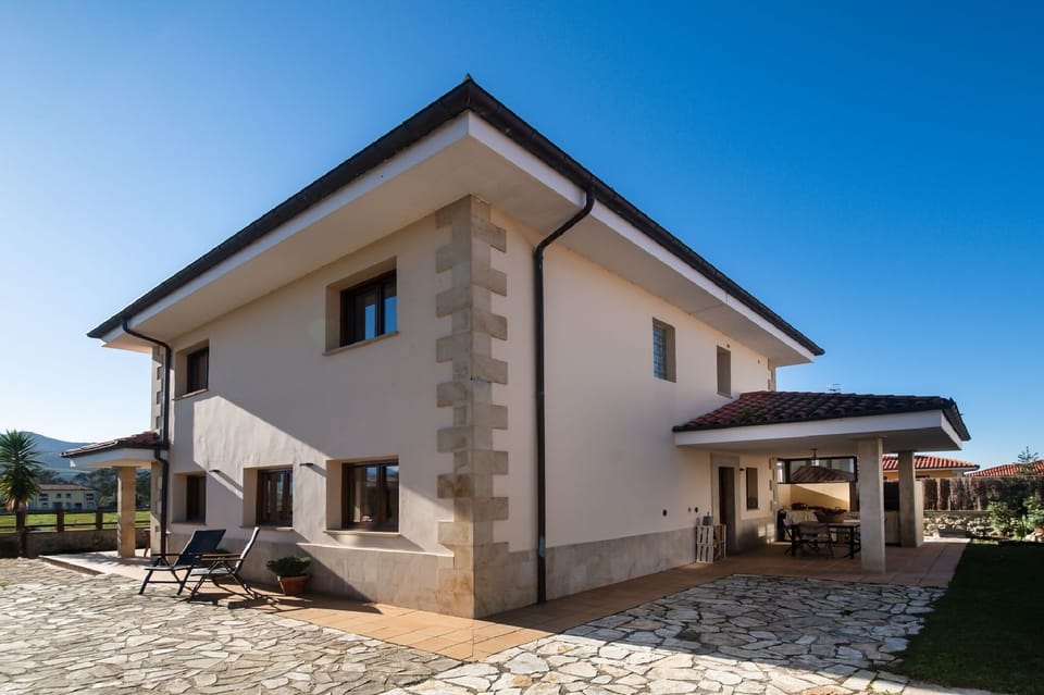 Property building,BBQ facilities,Balcony/Terrace