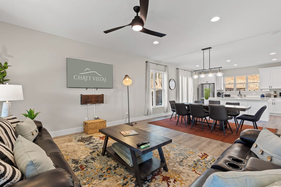 🏡The Owl’s Hollow🏡 Open Concept Living Room with 65" 4K Flat Screen