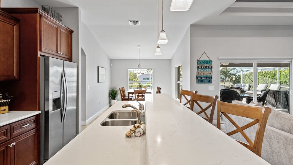 Kitchen with breakfast bar seating