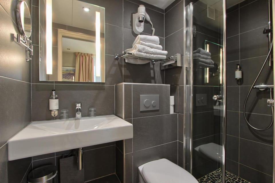 Standard Room | Bathroom | Rainfall showerhead, hair dryer, towels