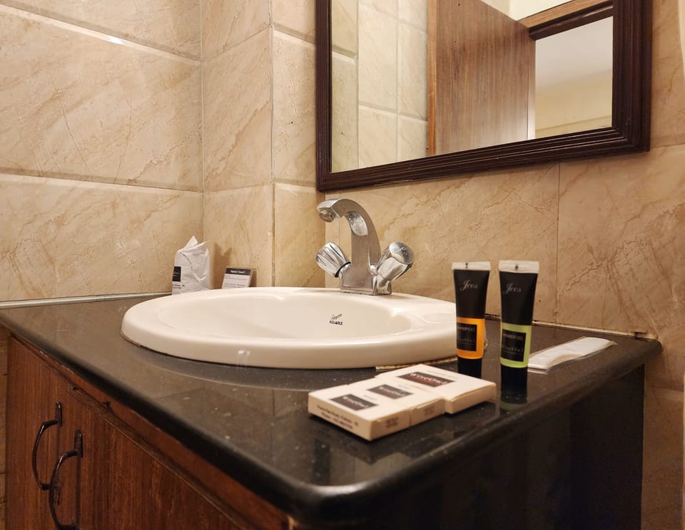 Deluxe Room | Bathroom | Shower, free toiletries, towels, soap