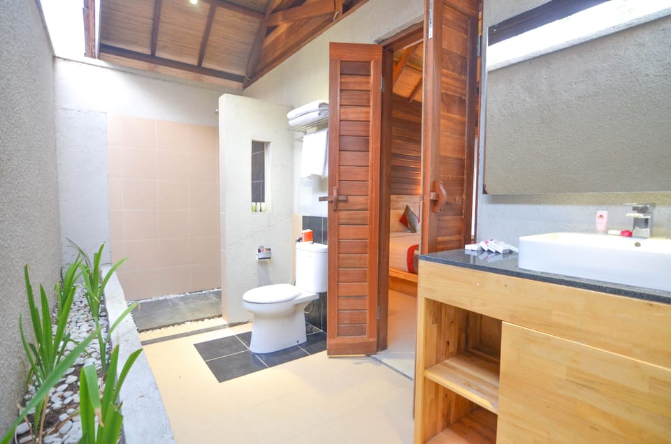 Room, 1 Bedroom, Lagoon View | Bathroom | Shower, free toiletries, hair dryer (on request), bathrobes