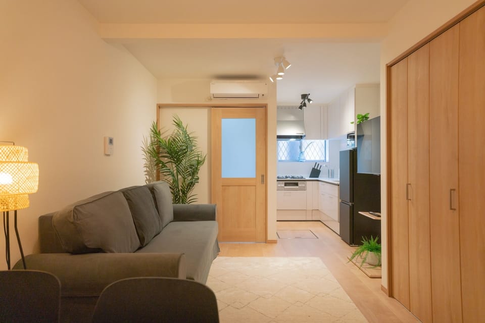 Comfort Villa | Living area | 43-inch flat-screen TV with cable channels