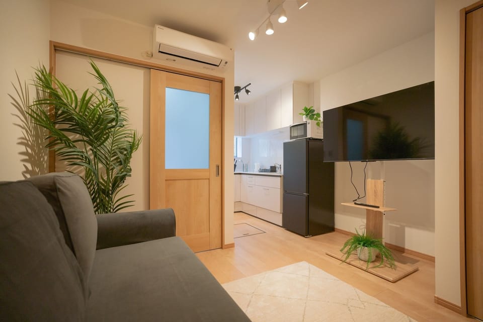 Comfort Villa | Living area | 43-inch flat-screen TV with cable channels
