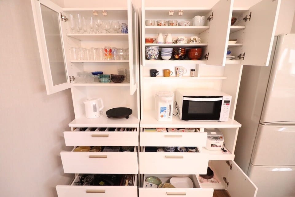 Basic House, Patio | Private kitchen | Full-size fridge, microwave, stovetop, cookware/dishes/utensils