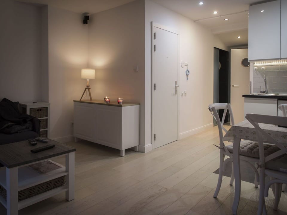 Table, Furniture, Building, Wood, Lighting, Interior Design, Floor, Flooring, Chair, House