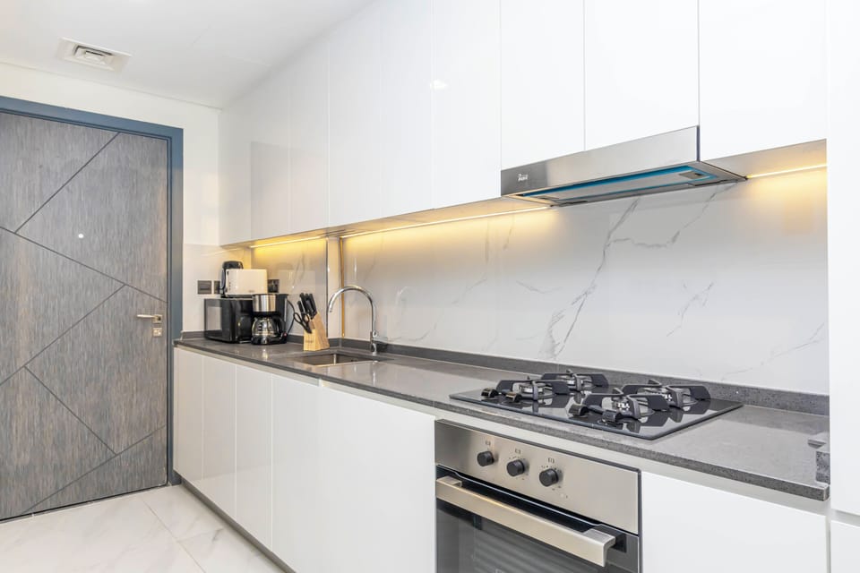 Deluxe Studio, City View | Private kitchen | Fridge, microwave, cookware/dishes/utensils
