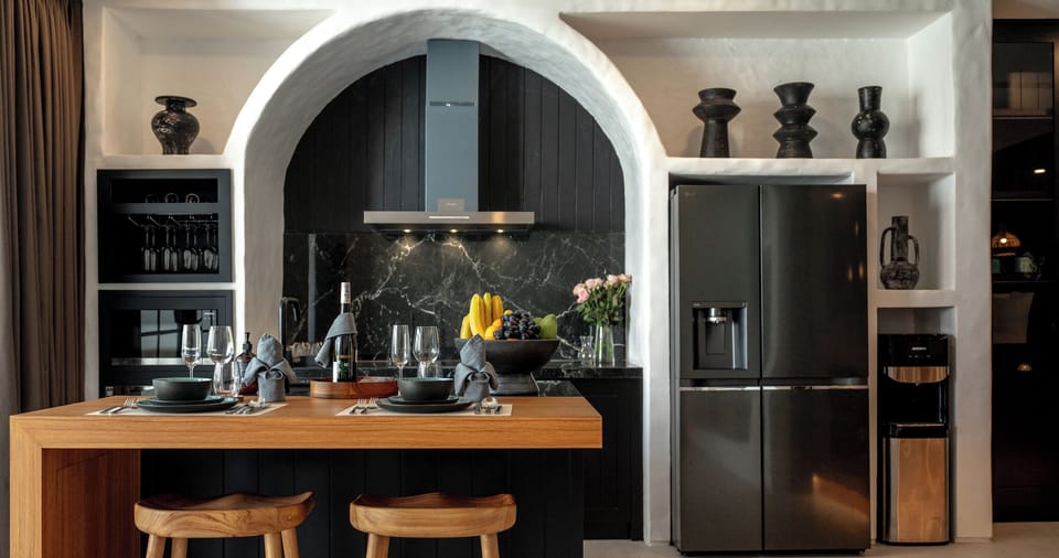 Studio, Balcony | Private kitchen | Full-size fridge, microwave, stovetop, dishwasher