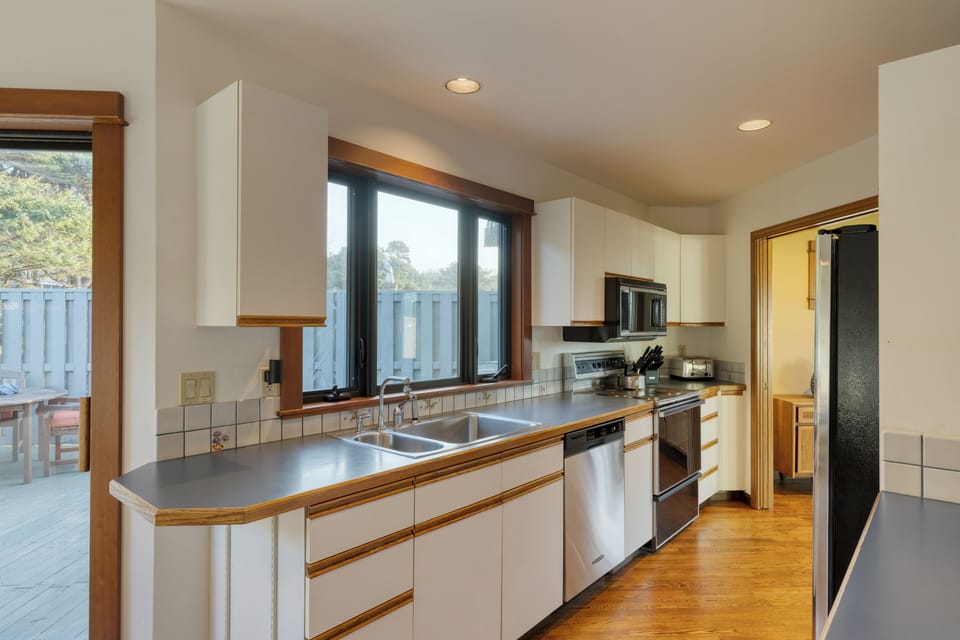 Fully equipped kitchen.