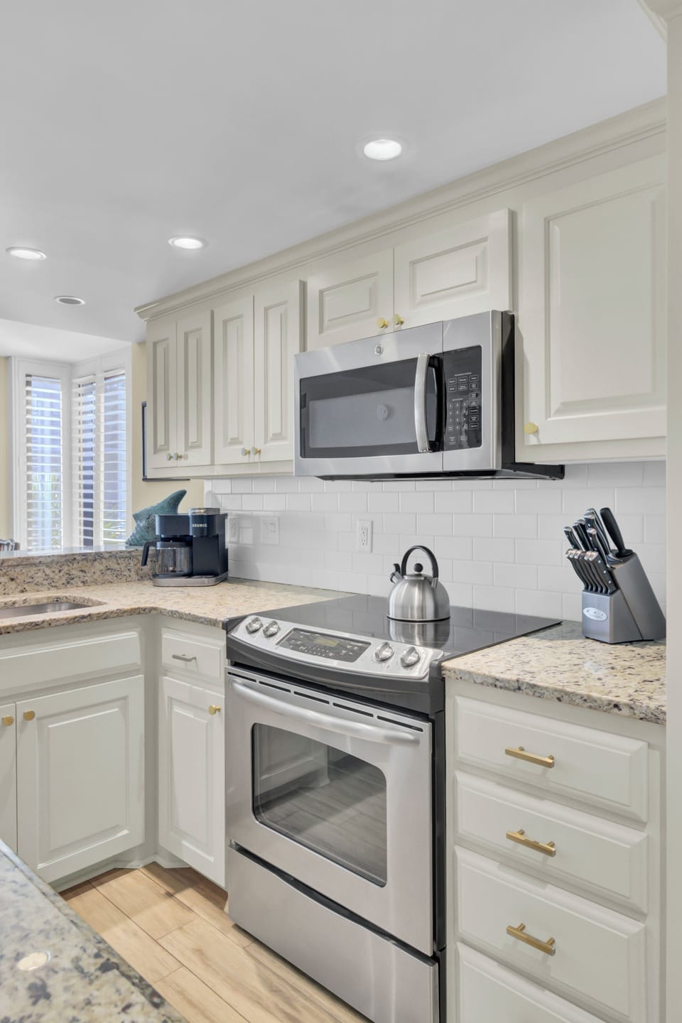 Fully equipped kitchen.