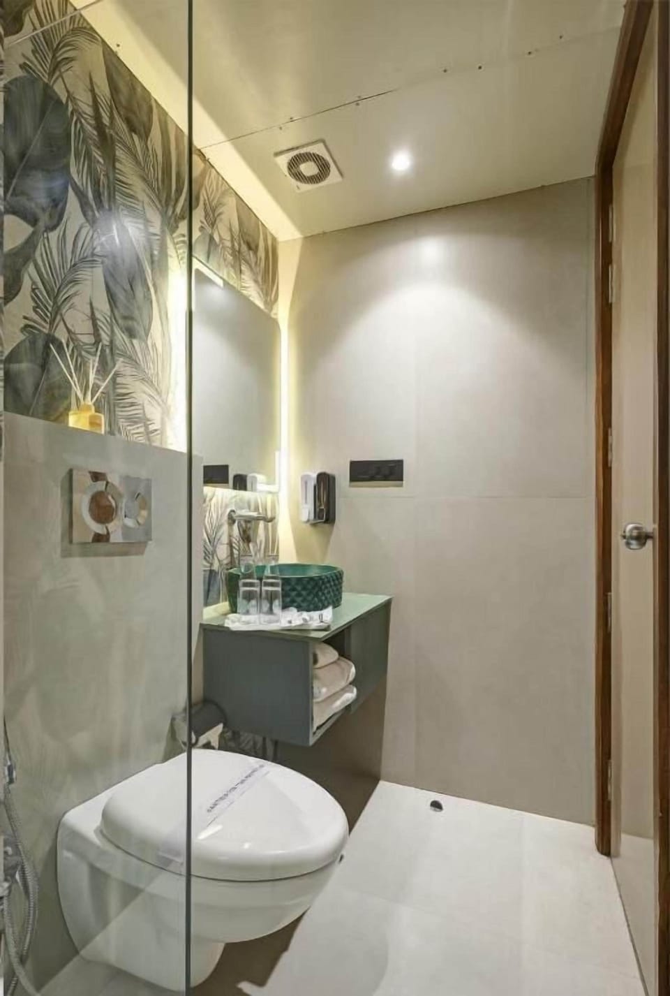 Superior Studio - With City View | Bathroom amenities | Hydromassage showerhead, designer toiletries, hair dryer, bathrobes