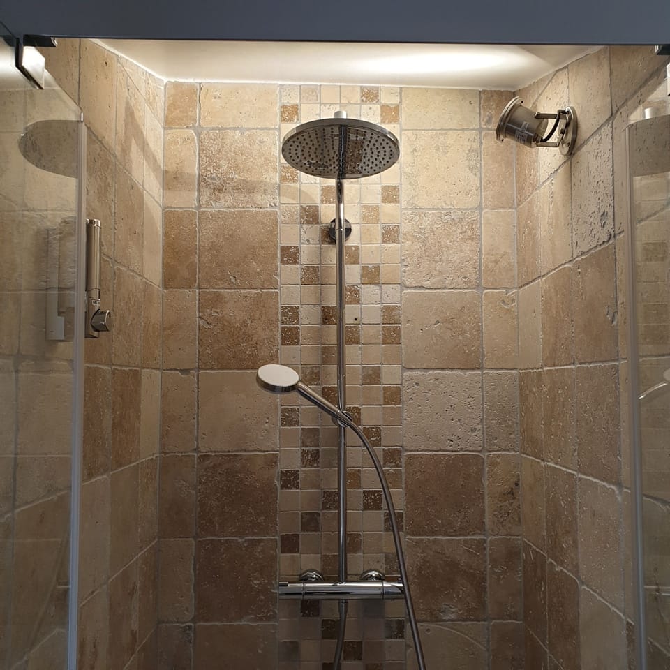 Deluxe Double or Twin Room, Garden View | Bathroom