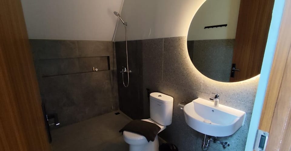 Superior Room, 1 Bedroom, Balcony, City View | Bathroom | Towels