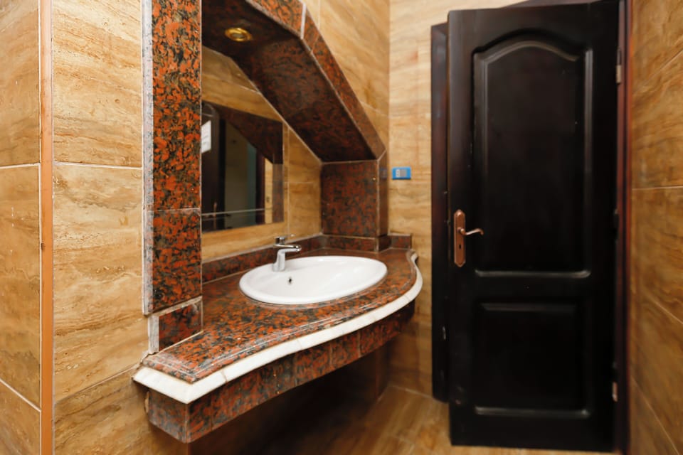 Combined shower/tub, free toiletries, hair dryer, towels