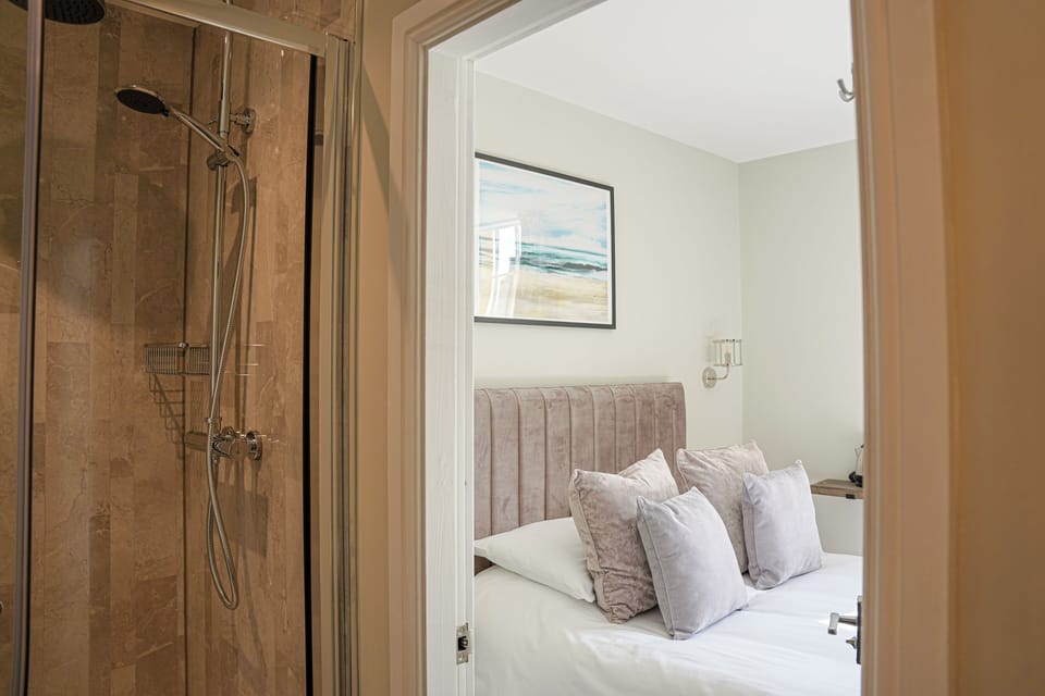 Executive Room, 1 King Bed, Non Smoking (Walk-in Shower) | Premium bedding, iron/ironing board, travel crib, free WiFi