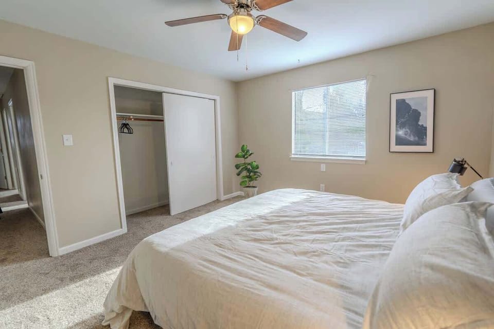 Bedroom with large bed 