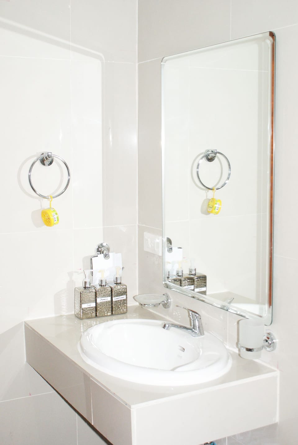 Superior Room (without car park) | Bathroom | Shower, free toiletries, hair dryer, towels