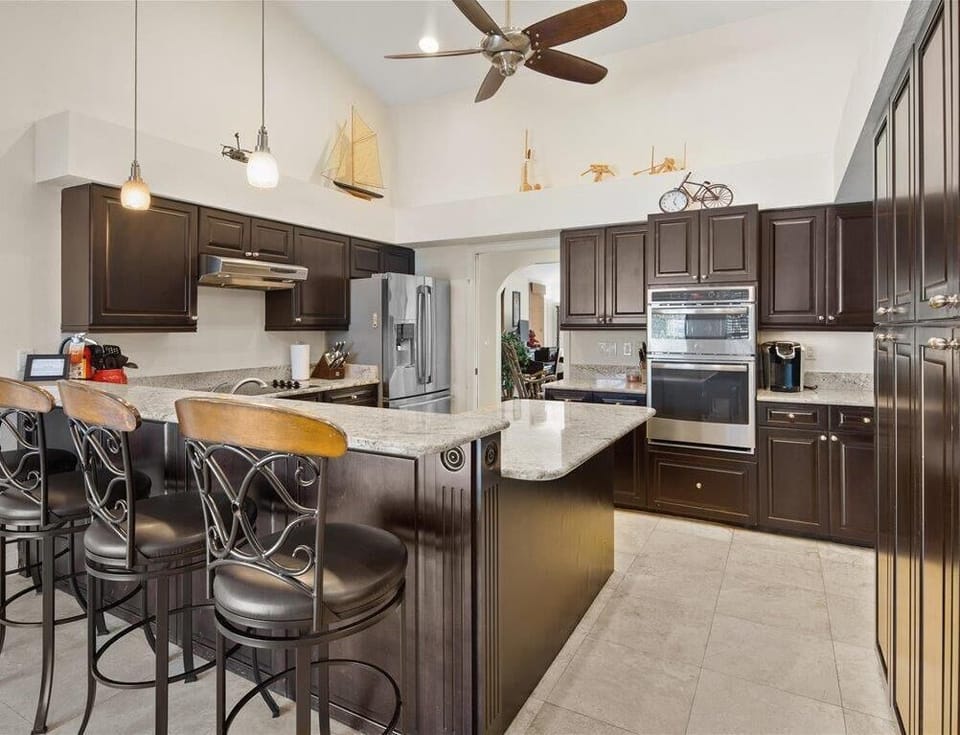 Kitchen with Breakfast Bar