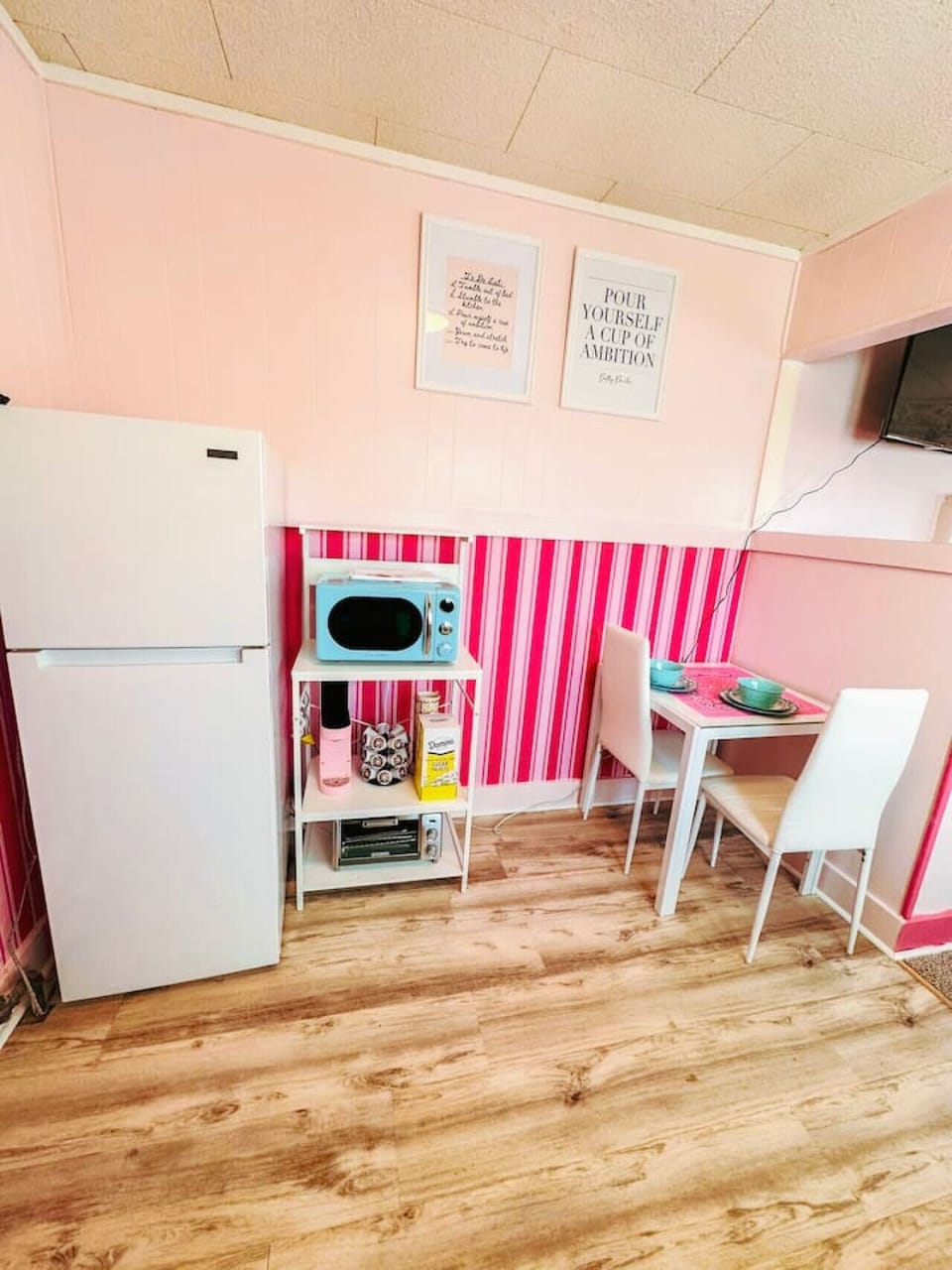 Enjoy this charming pink-themed kitchenette stay with dining space, mini fridge, and modern comforts—perfect for couples, girls’ trips, and weekend getaways near dining and attractions.