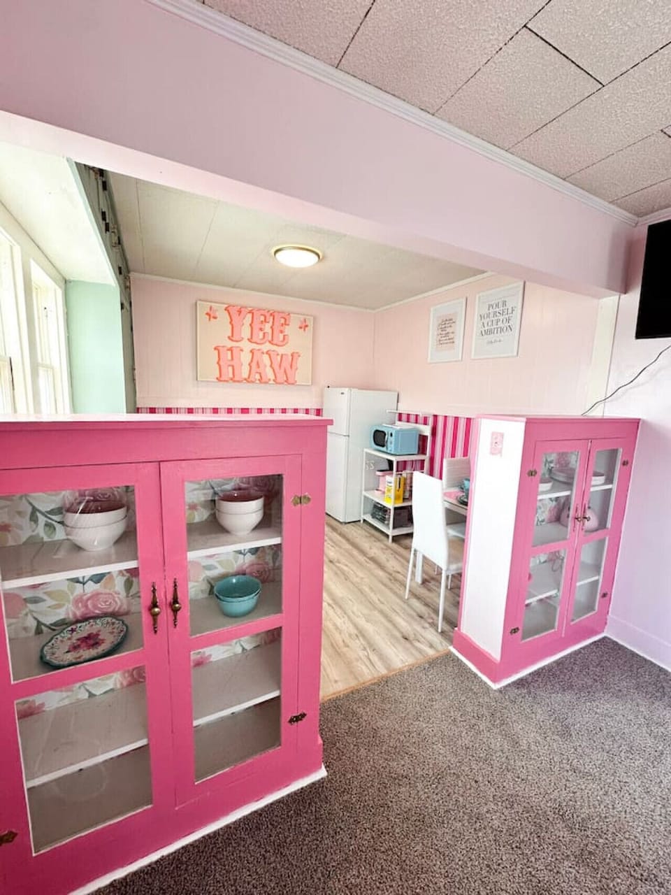 Enjoy this adorable pink-themed kitchenette retreat, perfect for couples, girls’ trips, and short getaways. Featuring a cozy dining area, stylish storage, and bright, cheerful decor—just minutes from downtown dining, shopping, and attractions.