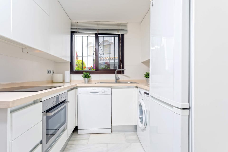 Apartment (4 Bedrooms) | Private kitchen | Fridge, microwave, oven, stovetop