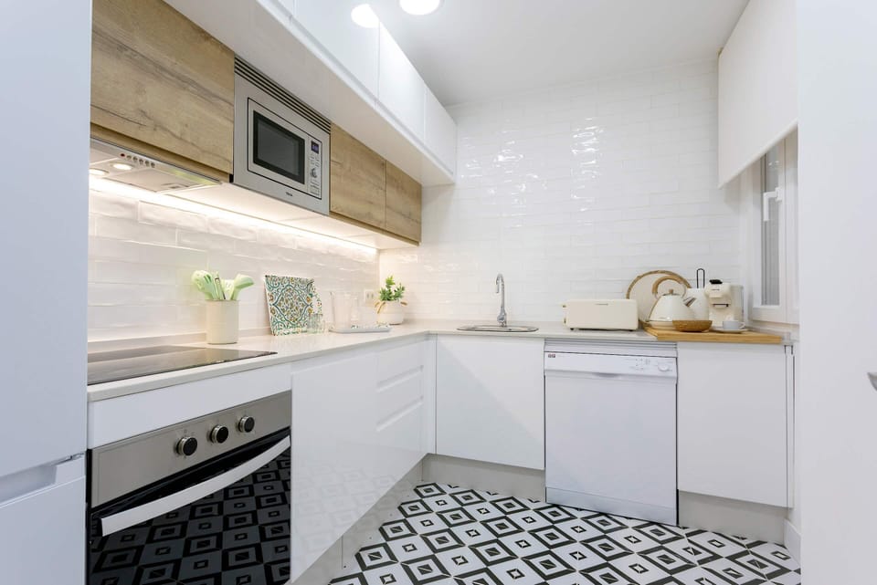 Apartment (3 Bedrooms) | Private kitchen | Fridge, microwave, oven, dishwasher