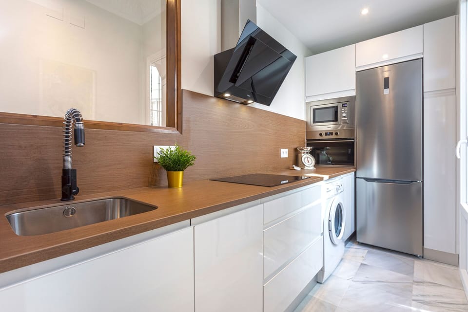 Apartment (2 Bedrooms) | Private kitchen | Full-size fridge, microwave, oven, stovetop
