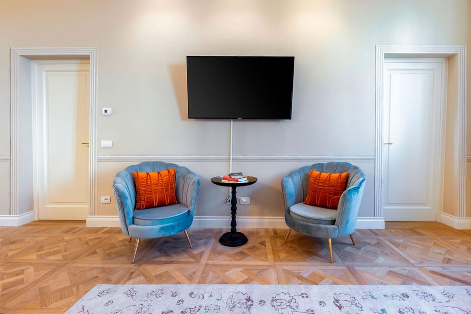 Apartment (3 Bedrooms) | Living area