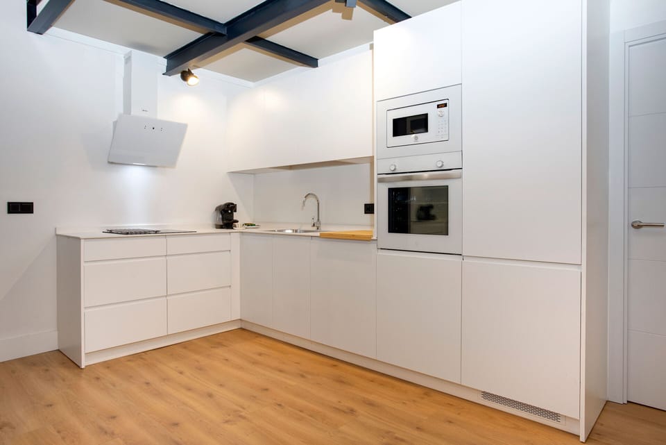 Apartment (4 Bedrooms) | Private kitchen | Fridge, microwave, oven, stovetop