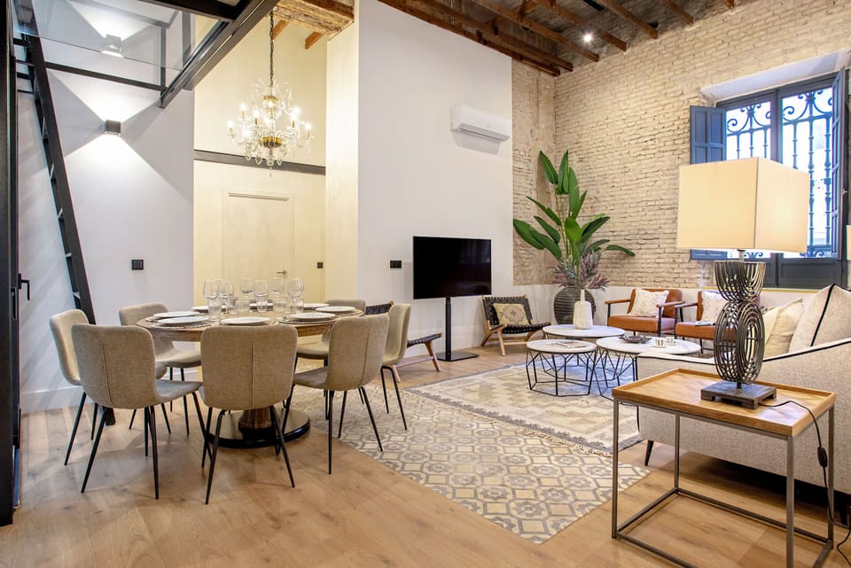 Apartment (4 Bedrooms) | Living room