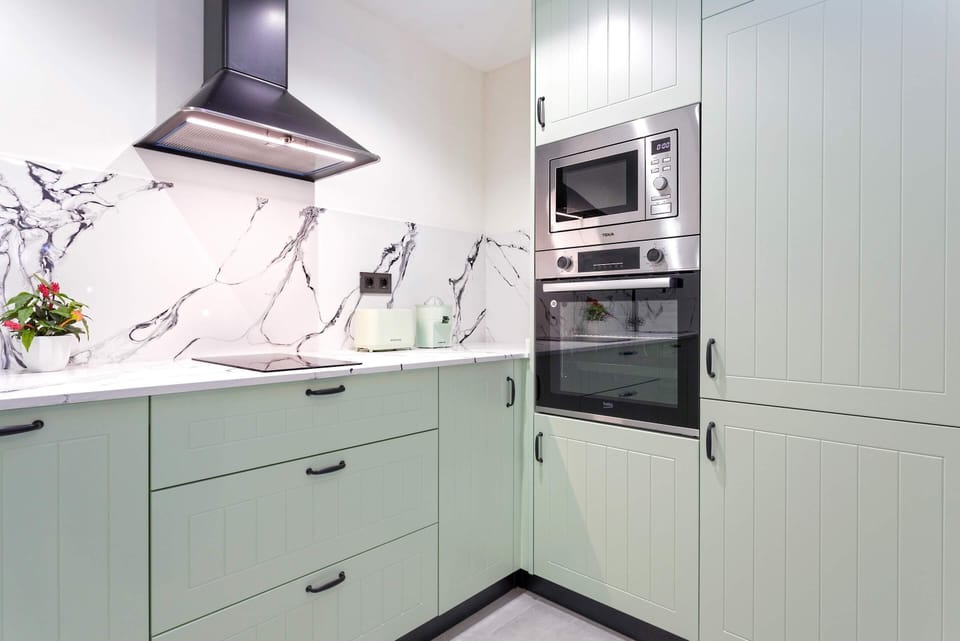 Apartment (1 Bedroom) | Private kitchen | Full-size fridge, microwave, oven, stovetop
