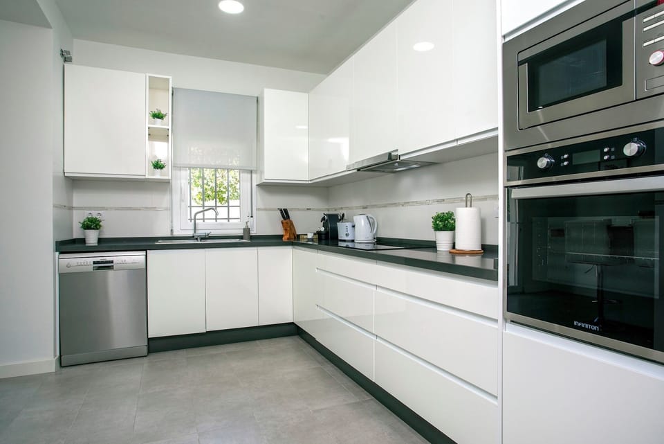 Villa (4 Bedrooms) | Private kitchen | Fridge, microwave, oven, stovetop