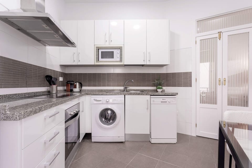 Apartment (3 Bedrooms) | Private kitchen | Fridge, microwave, oven, stovetop