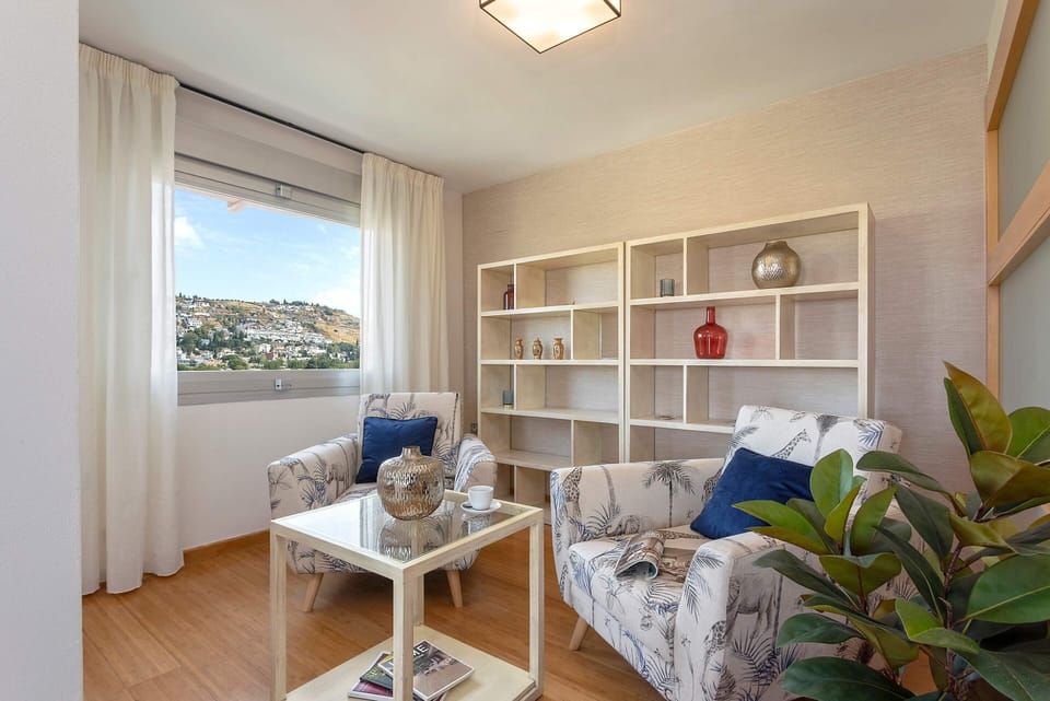 Apartment (4 Bedrooms) | Living room