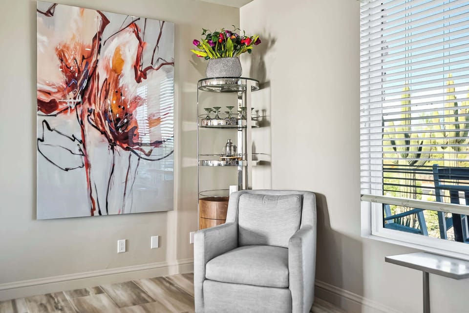 In this serene corner, modern art meets nature’s vibrancy, creating a harmonious blend of urban chic and fresh botanicals. A perfect nook where creativity and tranquility coexist, inviting you to relax and get inspired. 🌿🎨