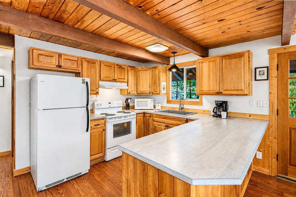 Cabin, 3 Bedrooms | Private kitchen | Coffee/tea maker, fridge, oven, electric kettle