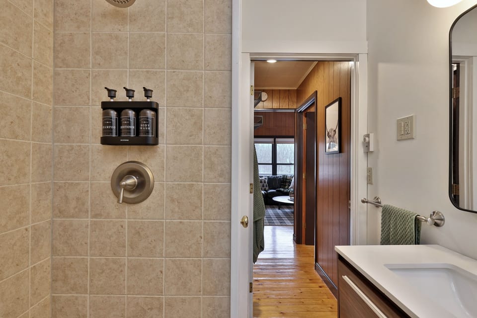 Shreadquarters 3 Bedroom Home House in Mendon