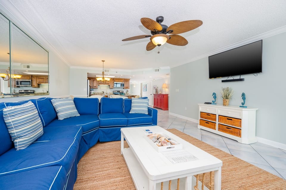 Condo, 3 Bedrooms | Living area