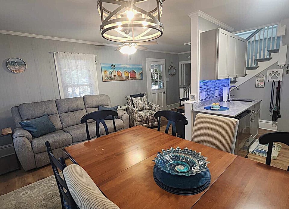 Dining Area with Wet Bar