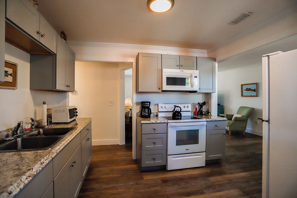 Kitchen (alternate view)