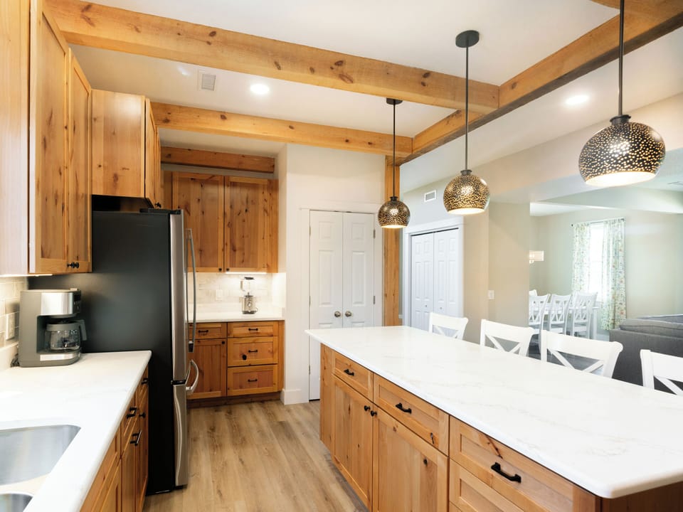 Kitchen (alternate view)