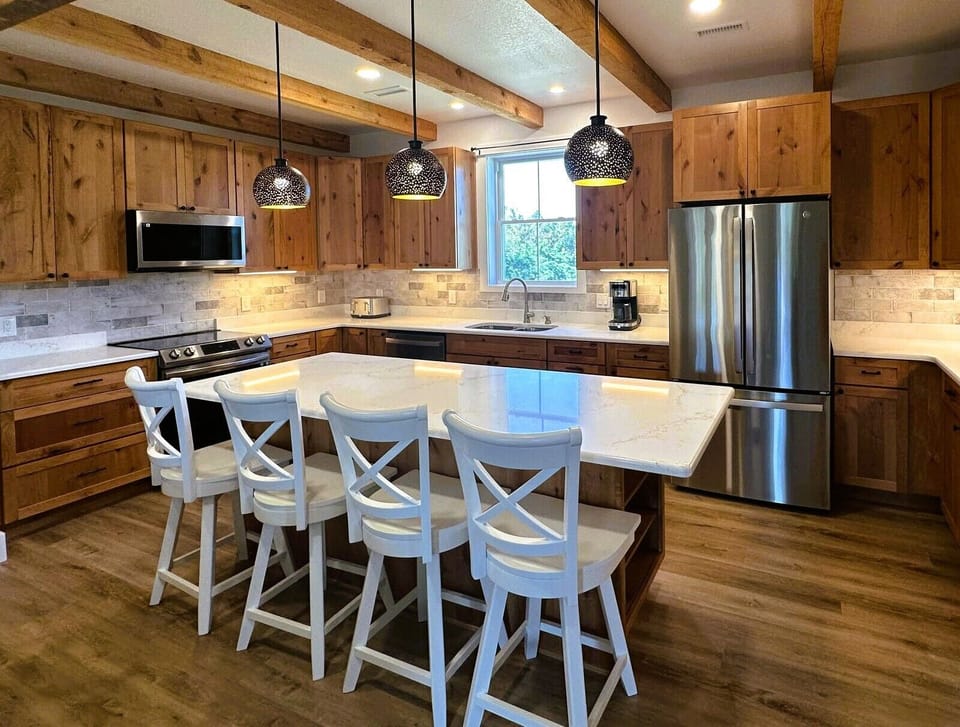 Kitchen (alternate view)