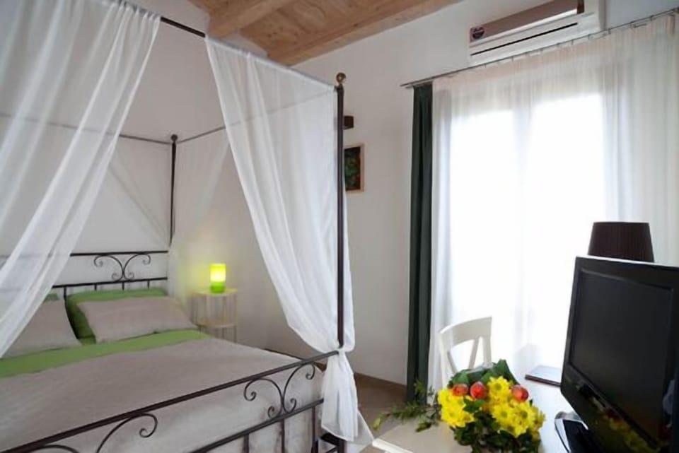 Premium bedding, minibar, desk, free cribs/infant beds