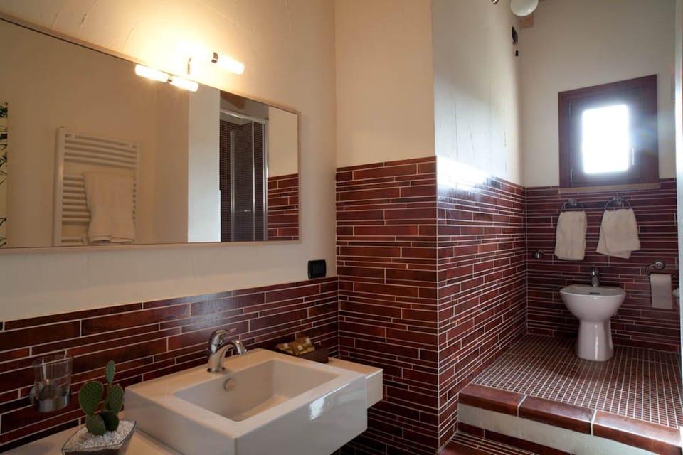 Comfort Room, 1 Double Bed, Non Smoking, Garden View | Bathroom | Shower, free toiletries, hair dryer, slippers