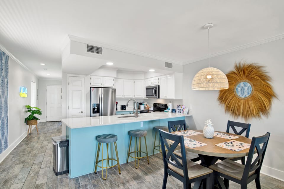 Dining for 4 plus bar seating