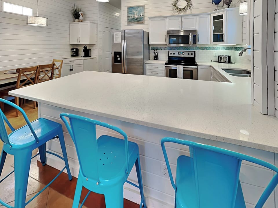 Kitchen with Breakfast Bar