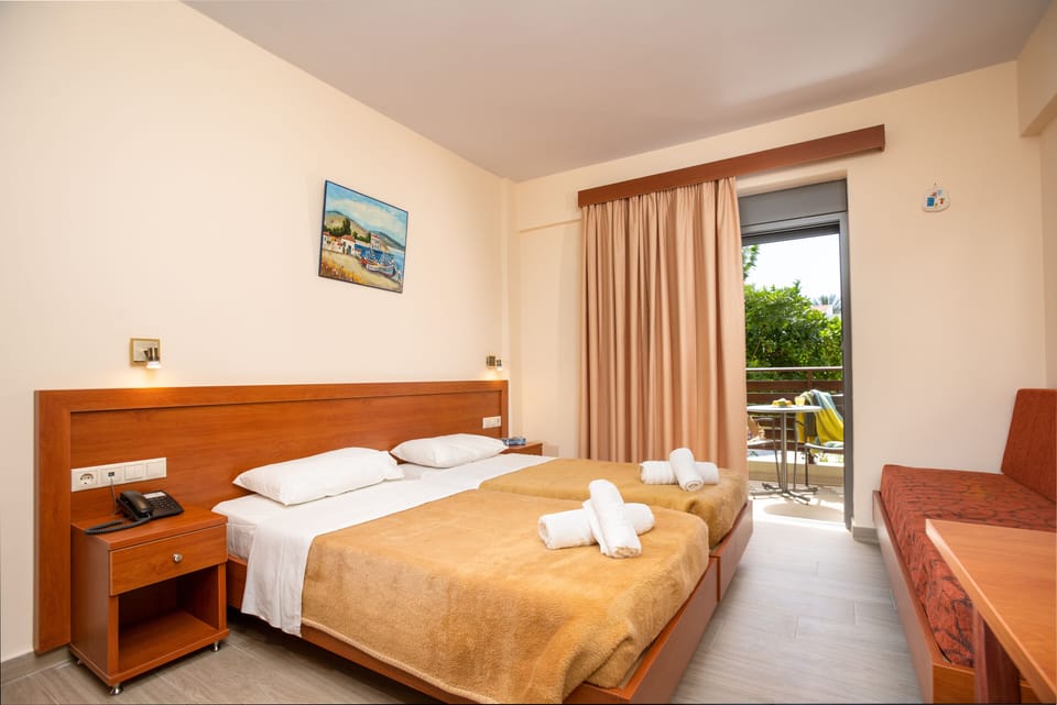 Superior Studio | Premium bedding, blackout drapes, soundproofing, free WiFi