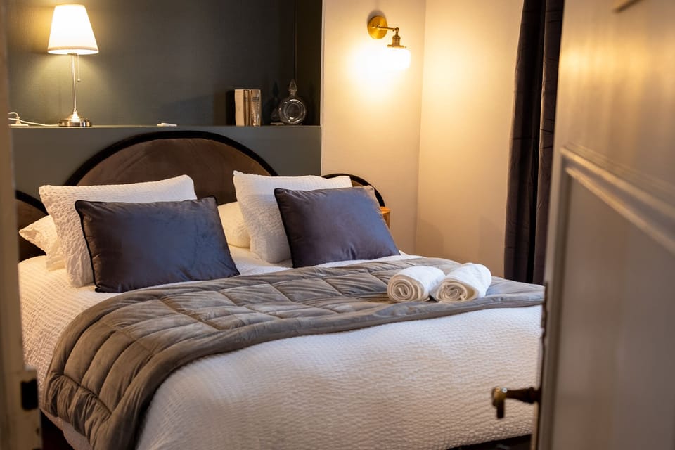 Superior Double Room, Ensuite, City View (Boudoir de Lady Robinson) | Soundproofing, free WiFi