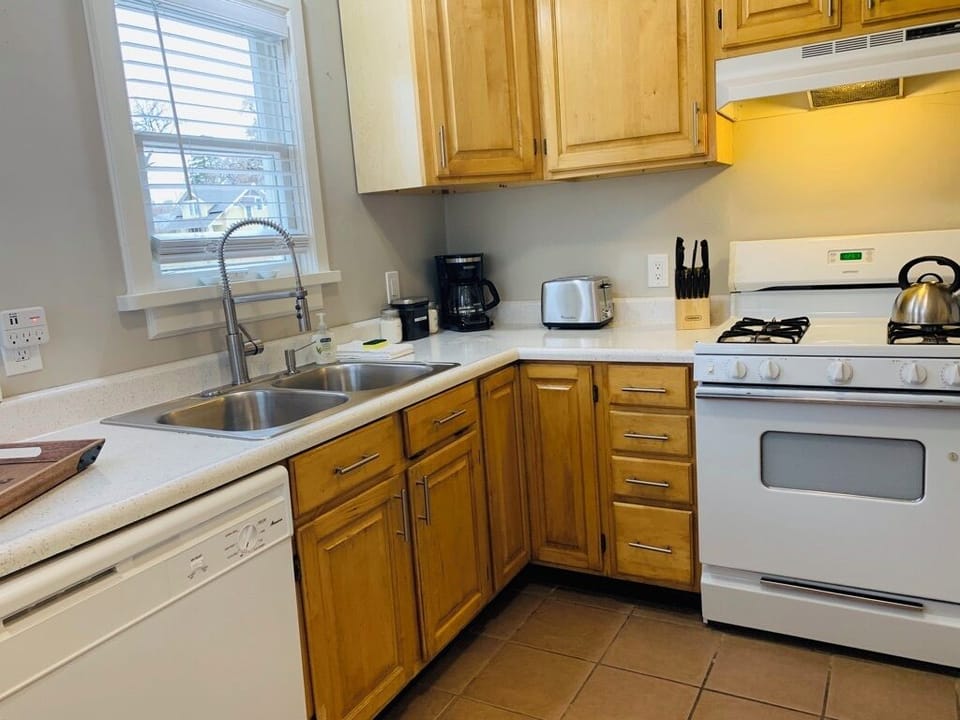 Fully-equipped Kitchen (main level)
