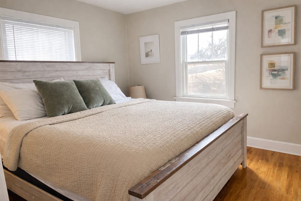 Bedroom 2 | King Bed (upper level)